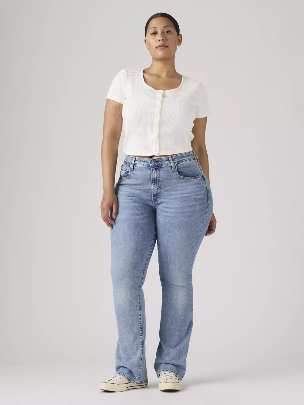Levi’s 725 boot cut jean in original light blue wash. Size: 29/34